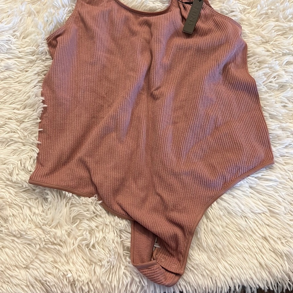 Skims wrinkle bodysuit rose clay